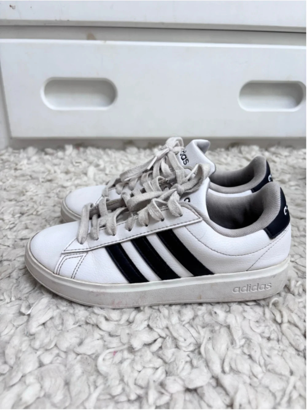 Women's Adidas Sneakers White Black Stripes Size 5 Lace Up Classic